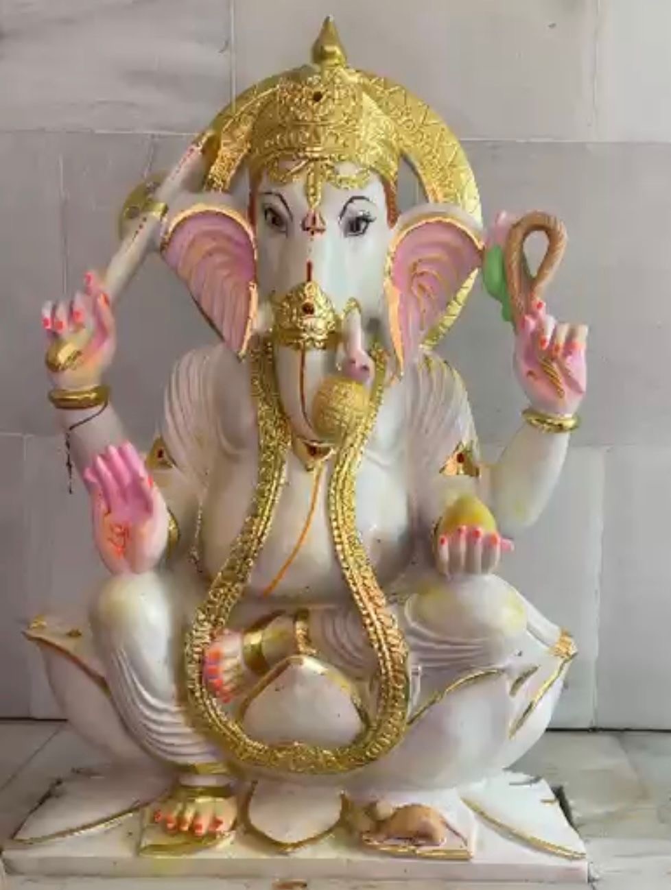 Shri Ganesha in white marble at Hansi Gita Bhawan, four-armed and seated on a lotus