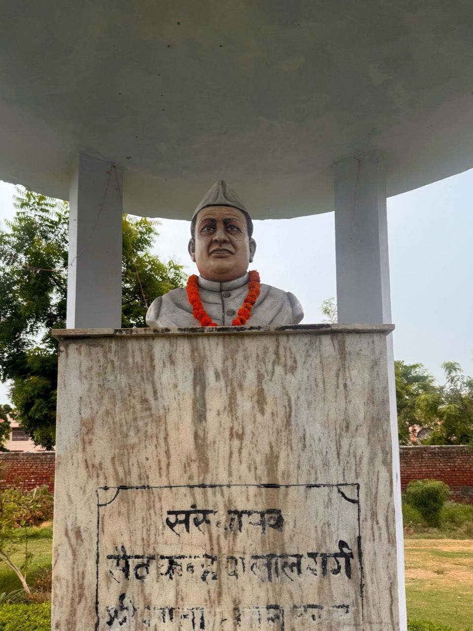 ट्रस्ट परिसर में संस्थापकों का स्मारक