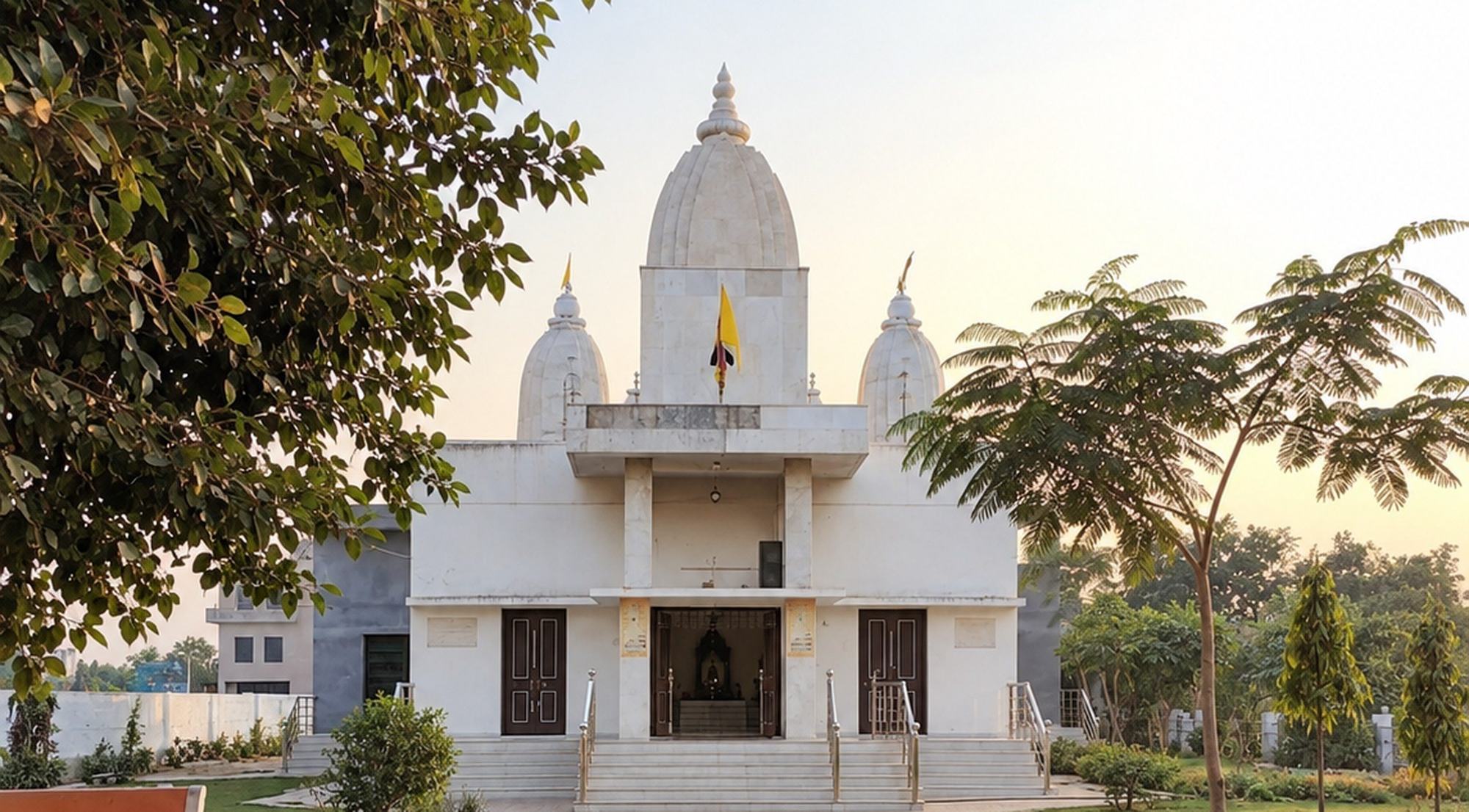 The temple at Hansi Gita Bhawan seen straight on, its white shikhara rising above the open doors of the sanctum